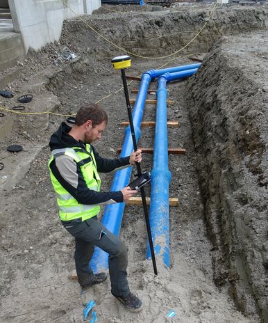 Infrastruktur-Objekte können mit GNSS-Gerät und App zu jedem Zeitpunkt direkt im Feld zentimetergenau erfasst und abgesteckt werden.